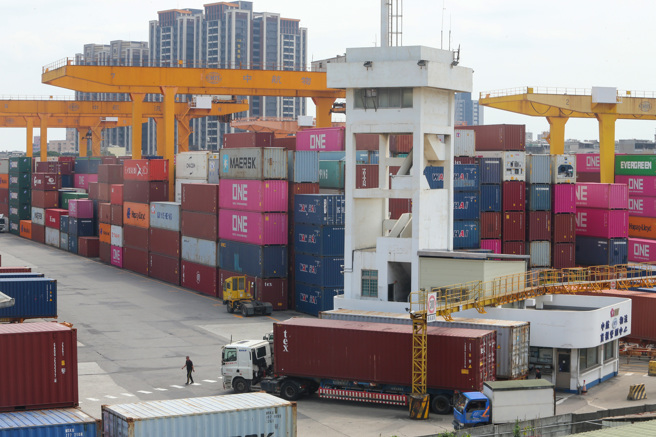 如果从美国进口採取零关税税损多少？财政部长庄翠云表示，去年从美国进口大约400多亿美元，从美国收取的关税大约7.5亿美元。（图／陈麒全摄）