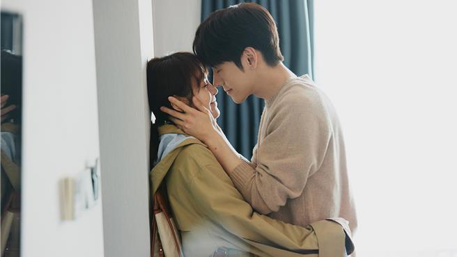 魏哲鸣（右起）在《私藏浪漫》与张佳寧吻戏高达20场。（中天娱乐台提供）