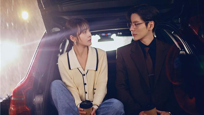 魏哲鸣（右起）与张佳寧大谈「办公室秘恋」。（中天娱乐台提供）