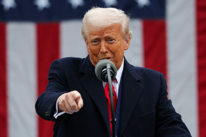 美国总统川普称大家感到「不安」、「害怕」让他决定暂缓关税 。（资料照／路透）