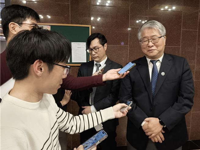 中研院副院长彭信坤（右1）在会间接受媒体联访。（李侑珊摄）