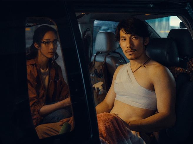 「饭碗CP」张钧宁（左）和连炳发的后续发展令观眾好奇不已。（公视、中华电信、瀚草文创提供）