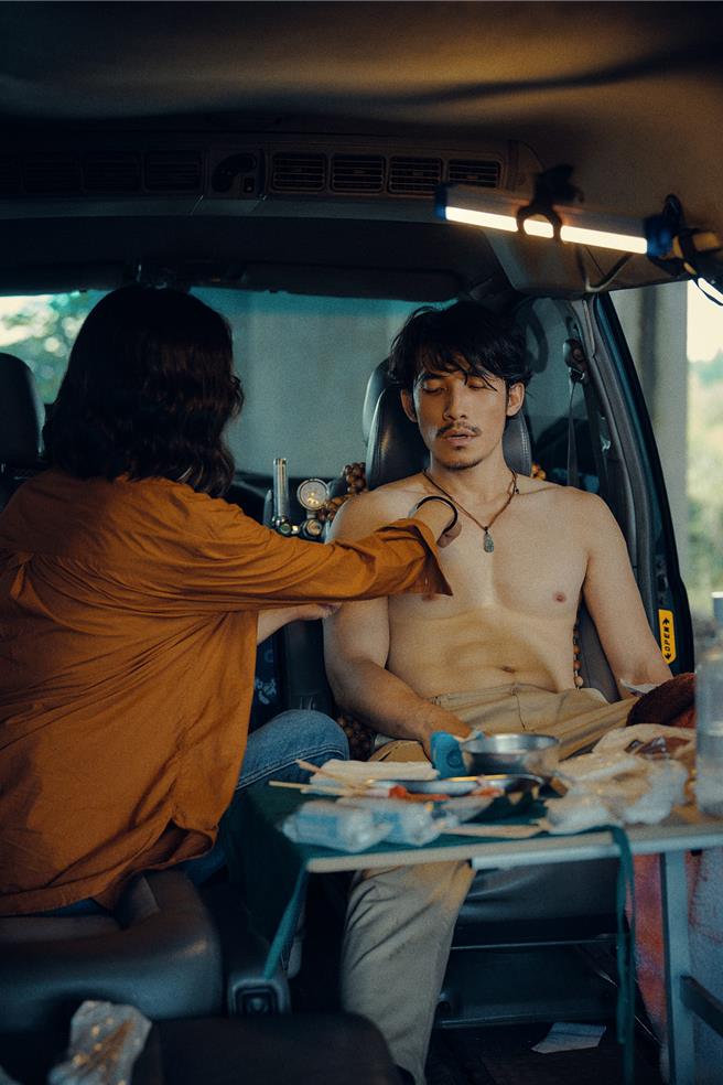 连炳发大方展现结实胸肌。（公视、中华电信、瀚草文创提供）