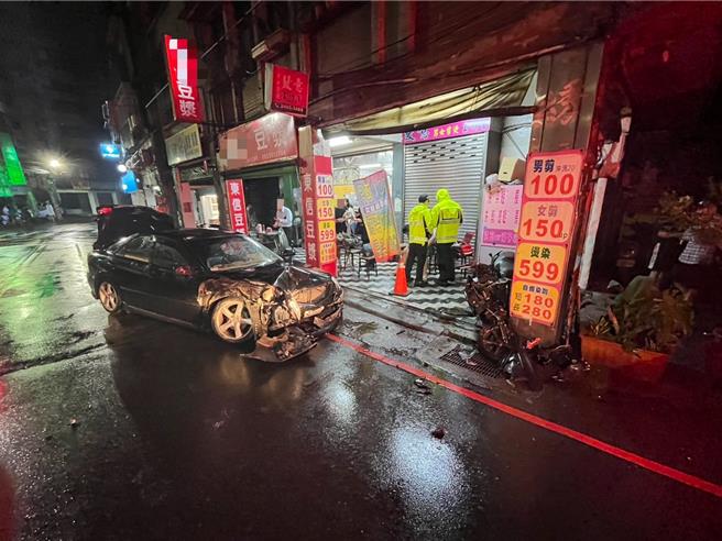 基隆市24岁黄姓男子9日驾车行经东明路时，先擦撞两辆路边机车，之后失控衝撞灯杆与骑楼机车，最后撞进豆浆店。警方在黄男车上搜丧尸烟弹电子烟，初验毒品反应呈阳性，全案依毒品及公共危险罪嫌侦办。（基隆市警察局提供／徐佑升基隆传真）