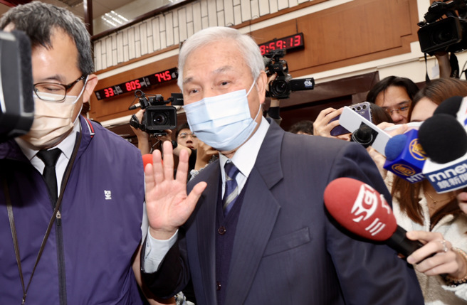 中央银行总裁杨金龙10日分析，对等关税实施后，川普也没有想到股市会跌这么惨，「我认为他（川普）紧张了」。（图／姚志平摄）