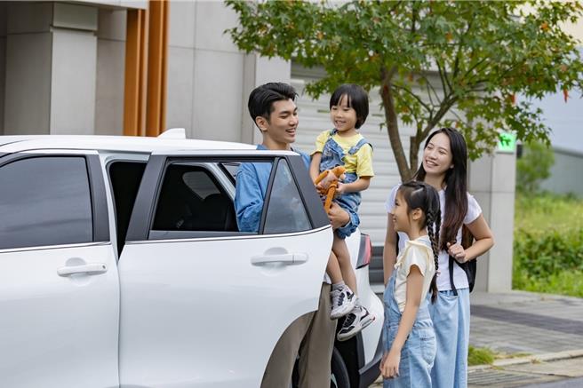 「搭高铁．送租车」专案，最低价格相当于购买高铁来回车票，就可免费获赠租车。（台湾高铁提供／蔡明亘台北传真）