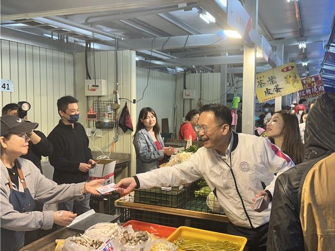 桃园市忠贞公有零售市场10日热闹开幕。（廖姮玥摄）