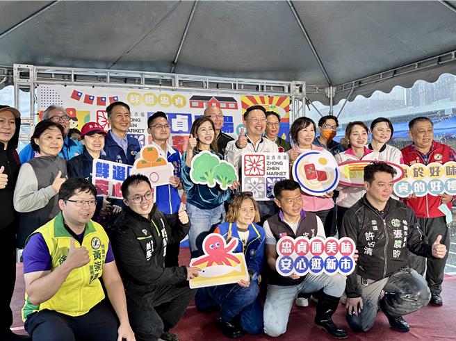 桃园市忠贞公有零售市场10日热闹开幕。（廖姮玥摄）