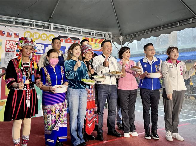 桃园市忠贞公有零售市场10日热闹开幕。（廖姮玥摄）