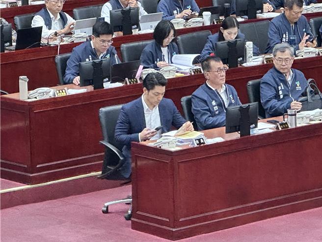 台北市长蒋万安10日下午进入议会进行施政报告并接受议员质询。（丁上程摄）