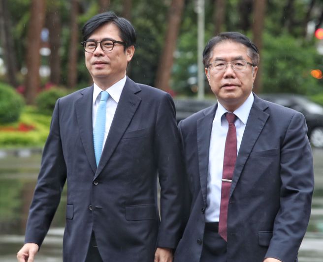 美国总统川普宣布暂停提高75国关税90天，台湾入列。10日行政院院会后，高雄市长陈其迈及台南市长黄伟哲说明。（王英豪摄）