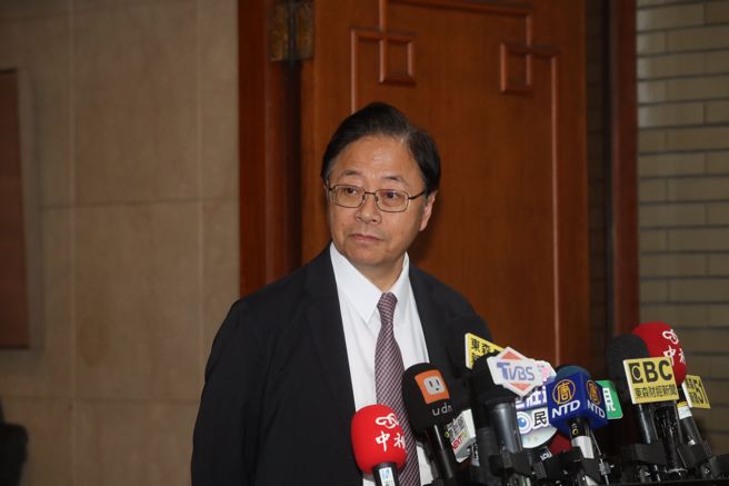 美国总统川普宣布暂停提高75国关税90天，台湾入列。10日行政院院会会后，桃园市长张善政说明。（王英豪摄）