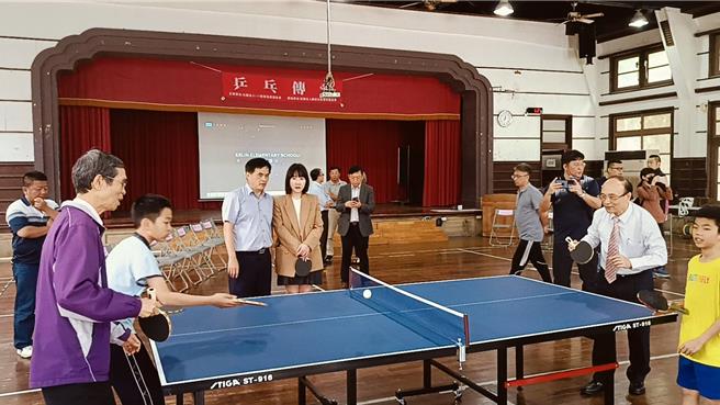 111教育发展协进会捐赠彰化县二林镇二林、中正、兴华国小等3所学校桌球桌、球拍、乒乓球等运动设备，鼓励学生运动健身，培养学科以外的专长。（叶静美摄）