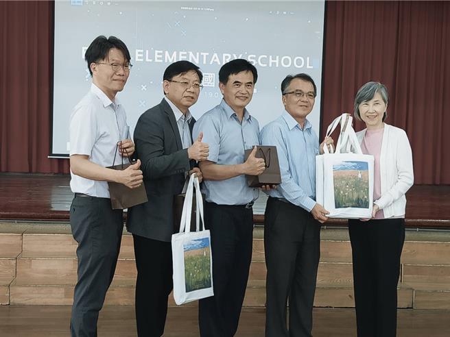 乒乓传爱助力彰化偏乡3校，捐赠活动今（10）日在二林国小登场。（叶静美摄）