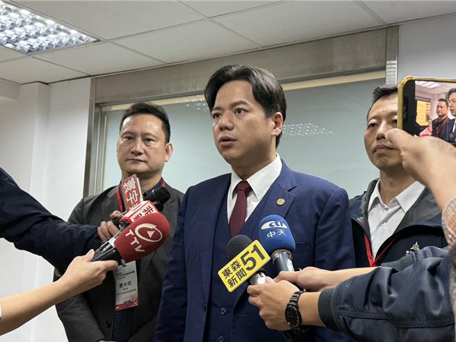 新竹市代理市长邱臣远10日到桃园参加「新关税与伺服器供应链移转研讨会」时呼吁中央政府利用90天缓衝期，更细致地盘点评估影响。(蔡依珍摄)