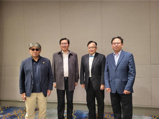 由左至右分别为公民帮推协会理事长黄建兴、前马来西亚槟州行政议员邓章耀、清福医院院长王炯琅、中华生技医药行业协会理事长陈建州。（林周义摄）