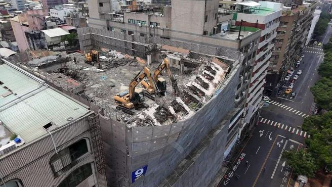 台中大樓拆除工程鷹架嚴重傾斜。（民眾提供）