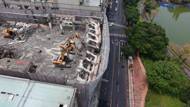 鷹架嚴重傾斜。（翻攝記者爆料網）