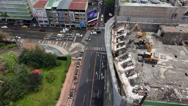 鷹架出現傾斜，現場畫面驚人。（翻攝記者爆料網）