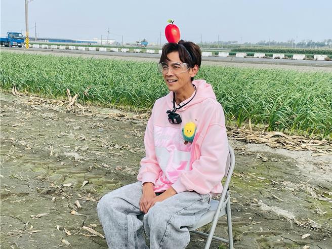 阿翔惨被绑在椅子上受罚。（民视提供）