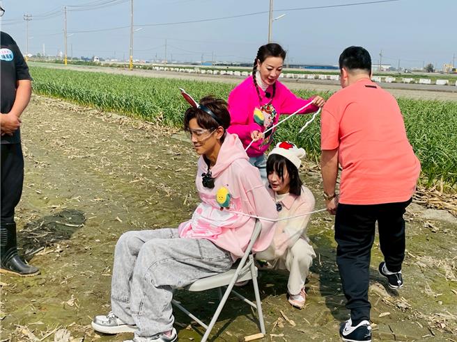 杨绣惠、篮篮、无尊都很开心阿翔受到惩罚。（民视提供）