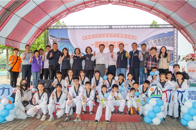 嘉义县立田径场室内场馆、游泳池委外营运今天开幕，县长翁章梁期许带来运动经济。（廖素慧摄）