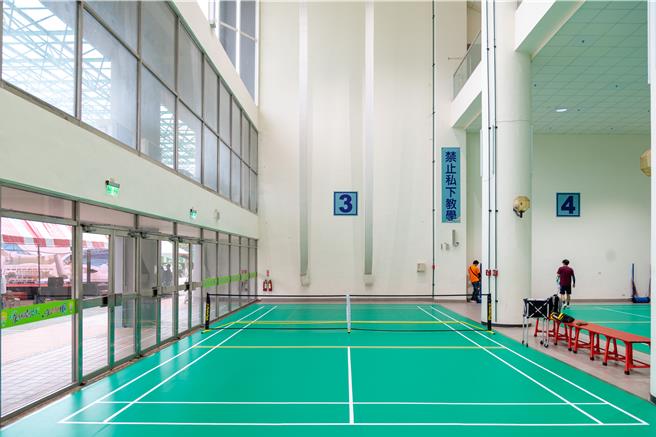 嘉义县立田径场室内球场整修后，委外营运，重新开放使用。（廖素慧摄）
