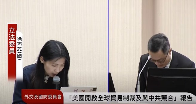 徐巧芯鞠躬道歉畫面。（取自直播）