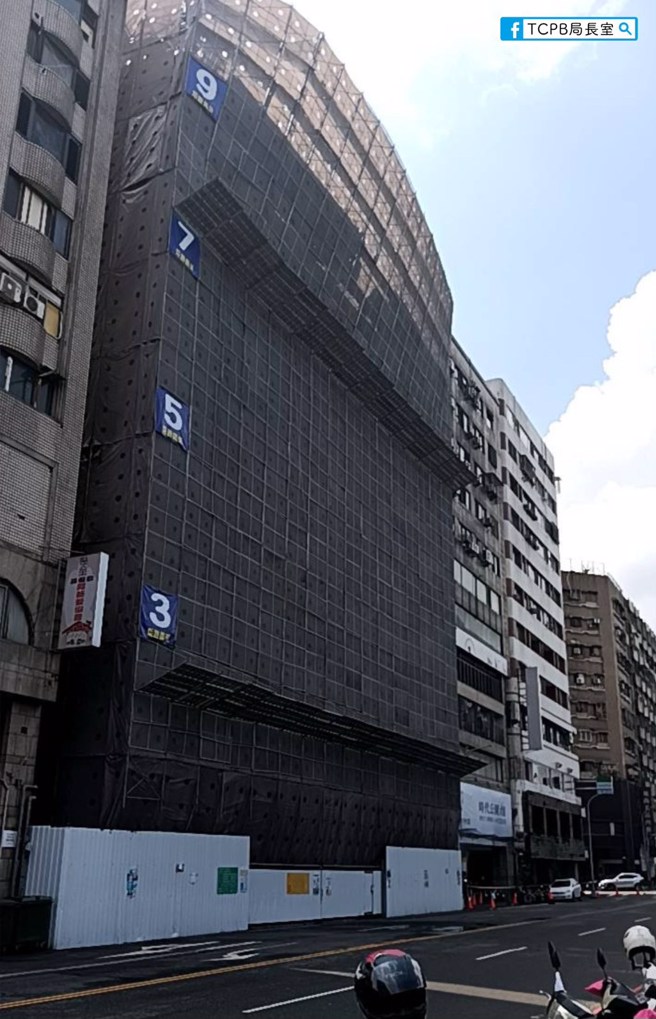 台中大樓鷹架嚴重傾斜。（翻攝TCPB 局長室臉書）