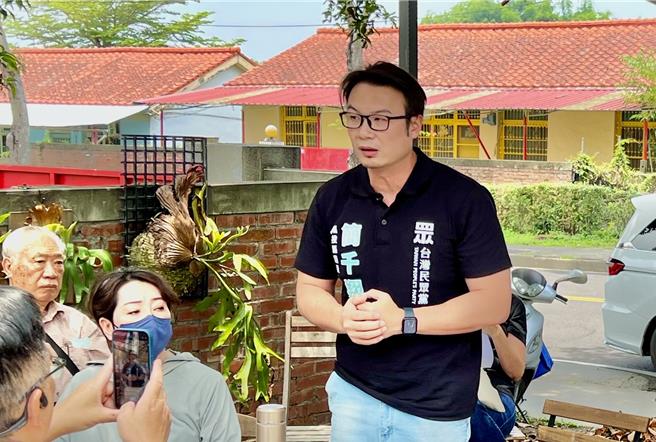 南投县议员简千翔10日宣布，卸下民眾党南投县党部主委，由不分区立委麦玉珍接任。（杨静茹摄）