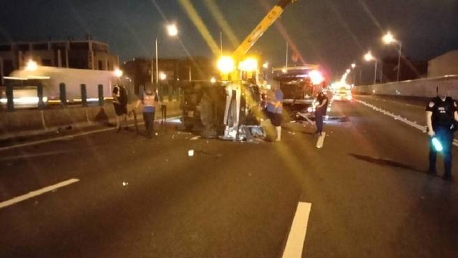 國道一號北上鼎金系統路段，今（10）日凌晨驚傳交通事故，一輛自小客車不明原因自撞護欄後停於車道中央，隨後遭小貨車追撞。（圖警方提供／簡銘柱翻攝）