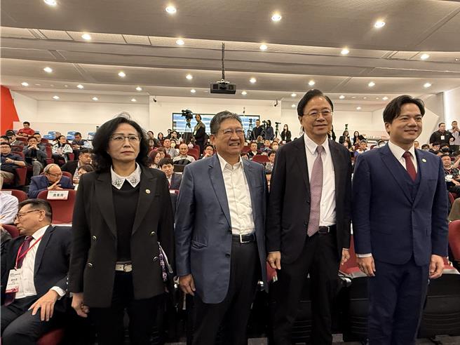 桃竹竹苗科技廊带4正副首长10日在研讨会后，由自诩是「值日生」的桃园市长张善政发出4声明。(蔡依珍摄)