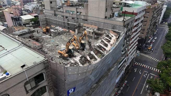 敬华饭店旧大楼正由顶楼往下拆除。（市议员黄守达提供／宝智华台中传真）