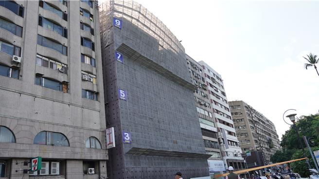 敬华饭店旧大楼顶楼鹰架松脱。（宝智华摄）