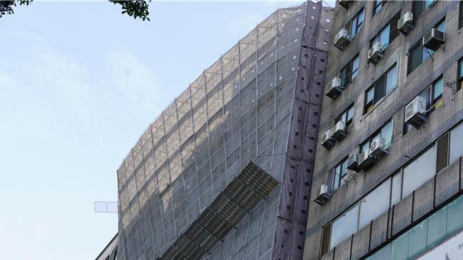 敬华饭店旧大楼顶楼鹰架松脱，幸未掉落造成伤害。（宝智华摄）