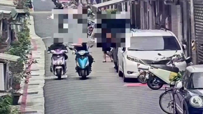 昨（9）日中午12点左右，骑着普通重型机车行经吴兴街一处巷弄时，竟遭前方一名36岁陈姓男子恶意逼车，还被喷洒不明液体，疑似辣椒水。（翻摄画面）