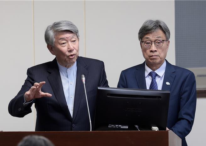 中美关税大战正式开打，大陆出口美国税率高达125％，绿委今纷纷提醒要防止洗产地。经济部长郭智辉(左)强调，已有5个措施监测陆货防止此现象。(郭吉铨摄)