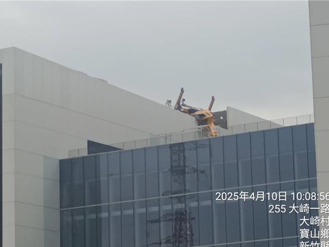 台积电宝山厂区顶楼10日发生吊车翻覆事件，新竹县消防局表示未接获相关报案。（民眾提供／邱立雅竹县传真）