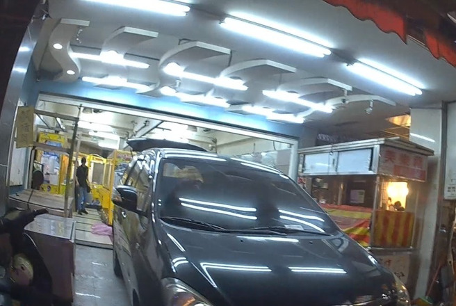 警方当时接获检举到场举发开单。(翻摄画面)