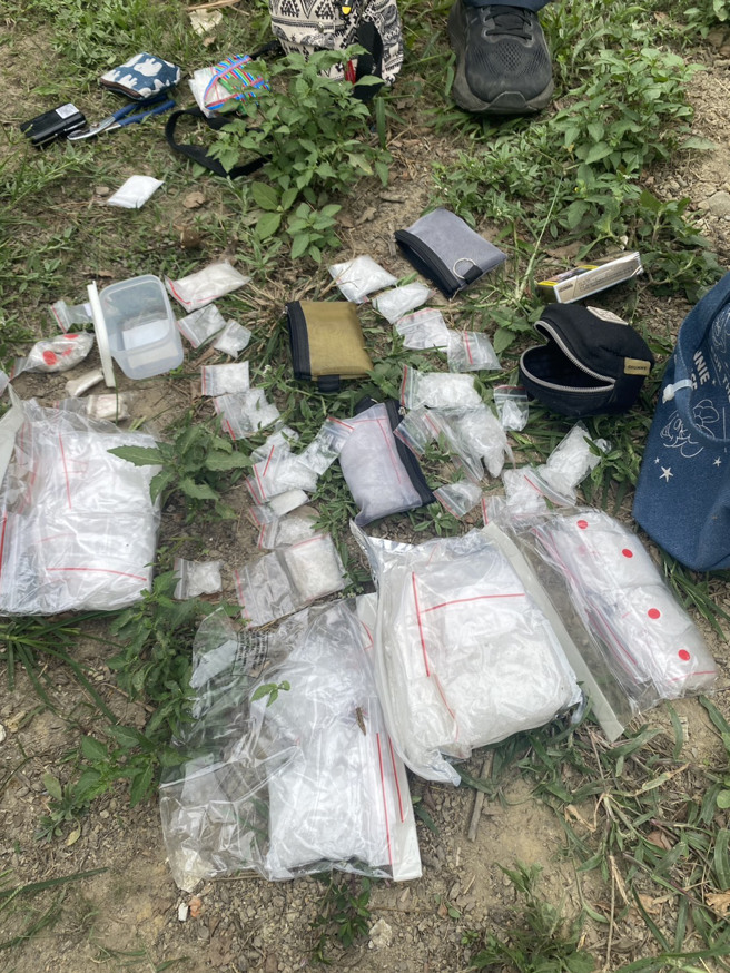 警方下午1時50分在大社區將兩名可疑男子查緝到案，並在搜查中發現毒品和槍械，2人正被押返警分局進一步調查。（翻攝畫面）