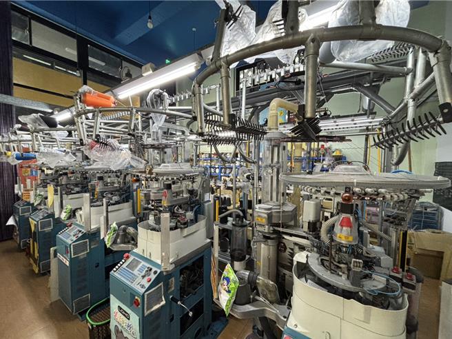 美对等关税衝击台湾织袜产业，川普宣布对等关税延后90天，让业者开心有反应时间，有织袜业者已接获厂商通知90天内快出货。（业者提供／叶静美彰化传真）