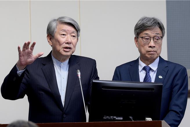 中美双方可能组成互斥的「0关税同盟」，我国跟美谈判要从0关税谈起，立委忧「0关税同盟」形成，我农产品、汽车也得全部降税开放。经济部长郭智辉(左)回应，台湾电子零组件强，可以争取让国产车厂生产电动车。（郭吉铨摄）