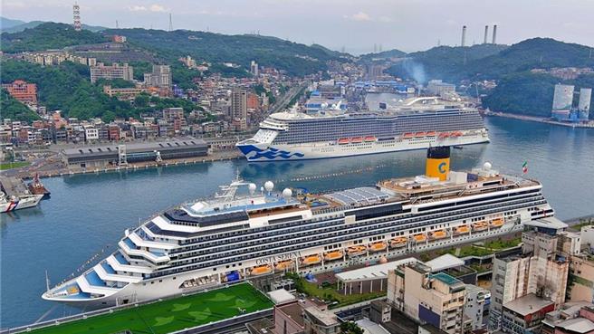 歌诗达邮轮莎伦娜号（前）9日在日本那霸港发生故障，预估将会影响11日的下一航次。（基隆港务分公司提供／张志康基隆传真）