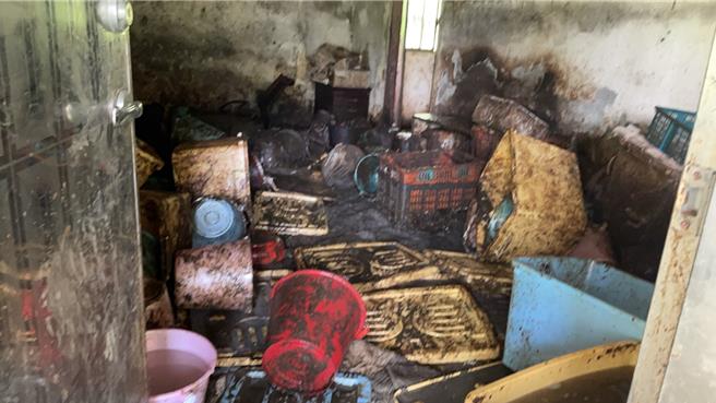 屋内地面布满犬只排泄物与污泥，饲养环境恶臭脏乱。（新北市动保处提供）