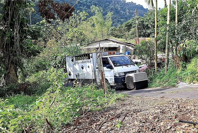 动保处派员偕同警方到场稽查不当饲养犬只。（新北市动保处提供）