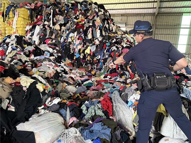 高雄市橋頭區田中路舊衣回收場9日上午發生驚悚意外，蔡姓女作業員工作到一半，突遭2層樓高的「舊衣山」壓埋，被救出時已無生命跡象。（本報資料照）