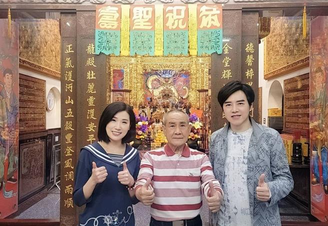 余秀娟（左）、廖伟志（右）日前赴金龙殿参拜。（百福唱片提供）