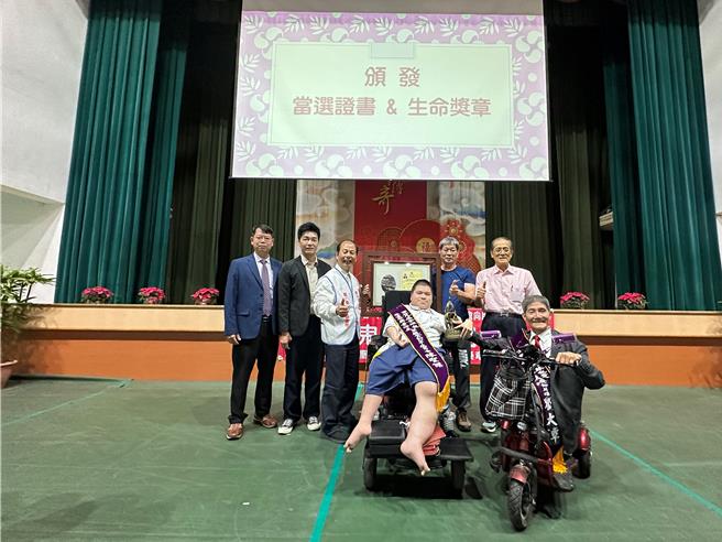 自嘲是「玻璃娃娃」的高雄中山工商罕病勇士陳聖傑，把每天當成生命的最後1天在奮鬥，活出生命極限。（中山工商提供／紀爰高雄傳真）