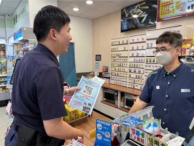 员警发送QR Code贴纸，民眾发现有疑似诈团车手，可立即扫描通报。〈三重警分局提供〉