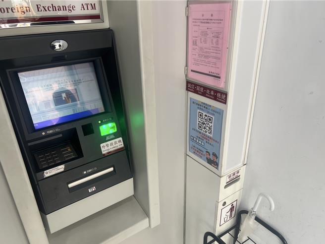 「警示诈欺车手贴纸」张贴于三重区各大超商及金融机构ATM处，民眾发现有疑似诈团车手，可立即扫描通报。〈三重警分局提供〉